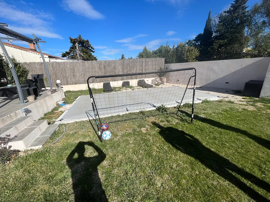 Jardin avant les travaux de dallage autour de la piscine, à Roquemaure