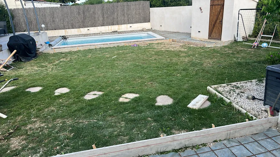 Piscine en place avec ses margelles, avant la réalisation du dallage