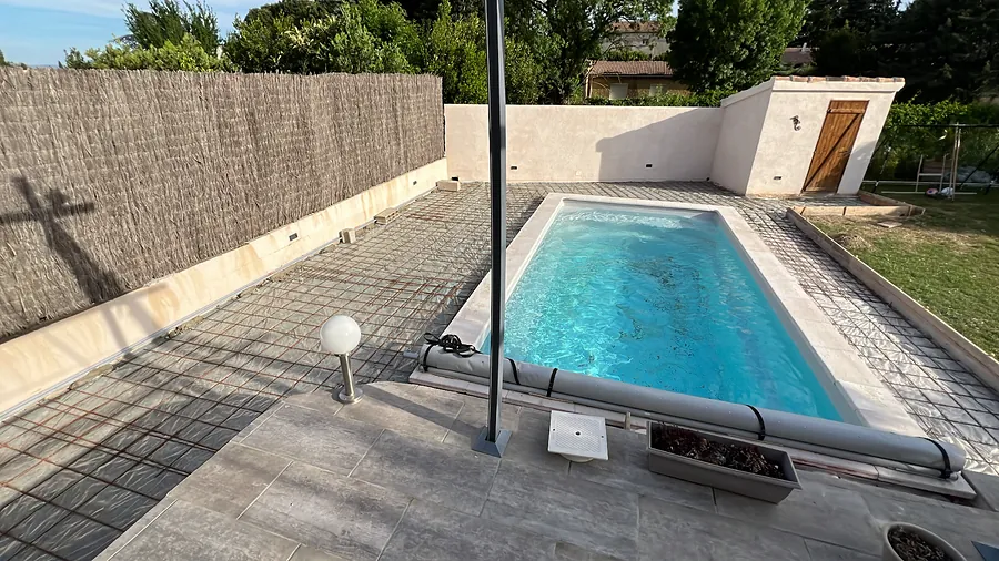 Treillis soudé posé sur toute la surface autour de la piscine