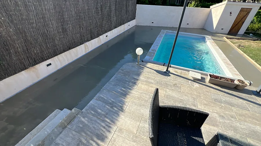 Dalle béton fraîchement coulée autour de la piscine