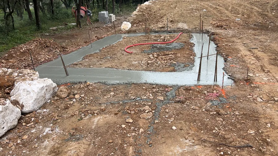 Semelles de fondation coulées avec armatures verticales en attente