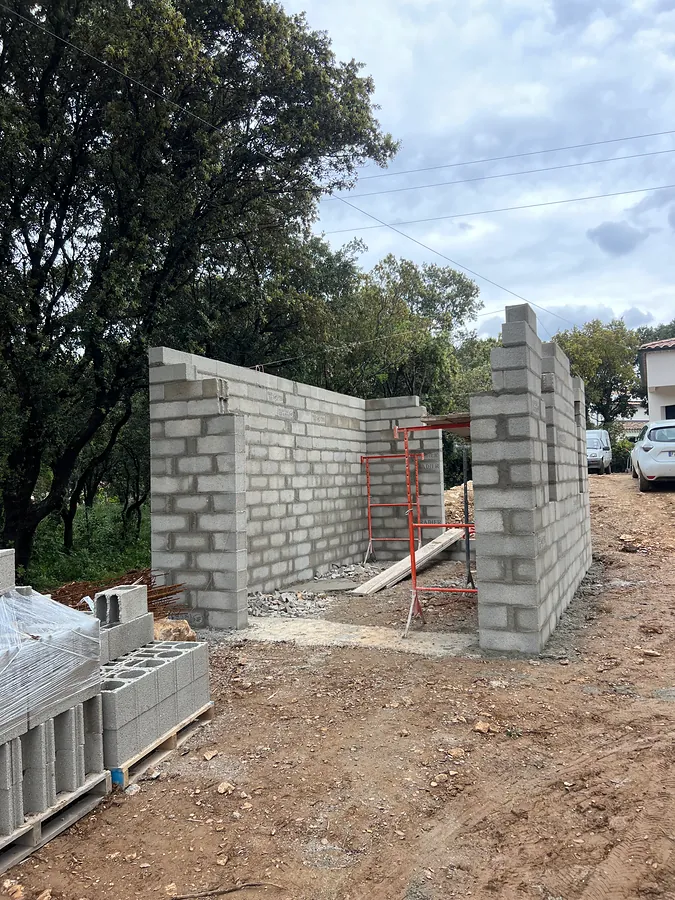 Murs du garage en blocs béton en cours d’élévation