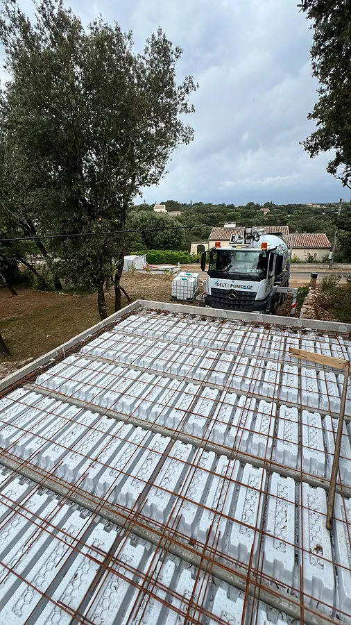 Plancher du garage en poutrelles et hourdis avec treillis soudé, toupie béton en arrière-plan