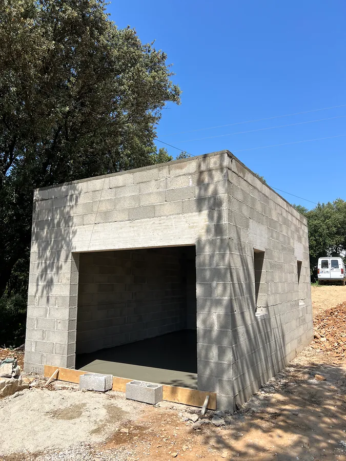 Garage en blocs béton terminé avec sa grande ouverture, à Saint-Siffret