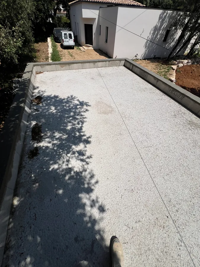 Toit-terrasse du garage en béton vu d’en haut