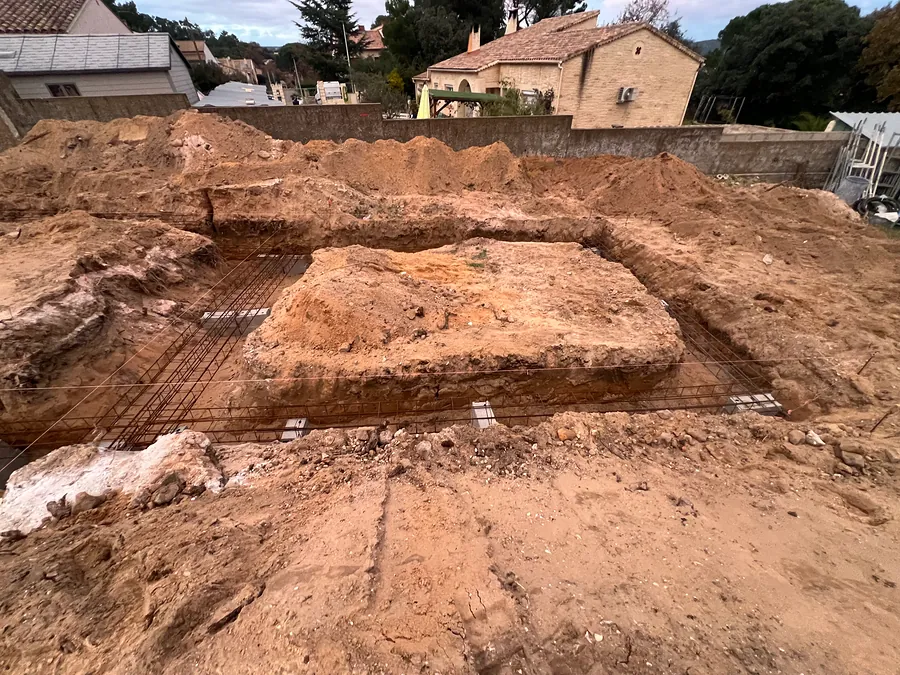 Fouilles de fondation avec armatures en acier sur le chantier de Bagnols-sur-Cèze