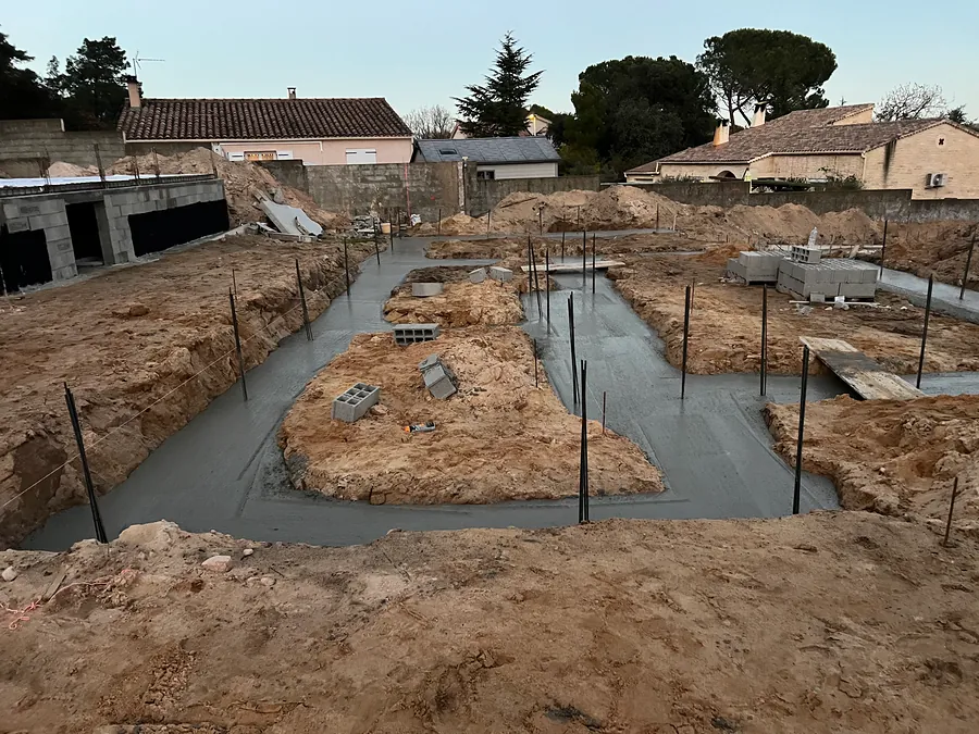 Semelles de fondation en béton coulées, armatures en attente