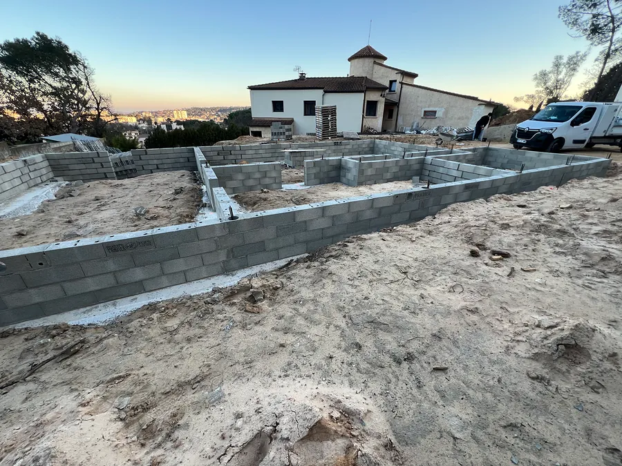 Murs de soubassement en blocs béton pour le vide sanitaire d’une maison à Bagnols-sur-Cèze