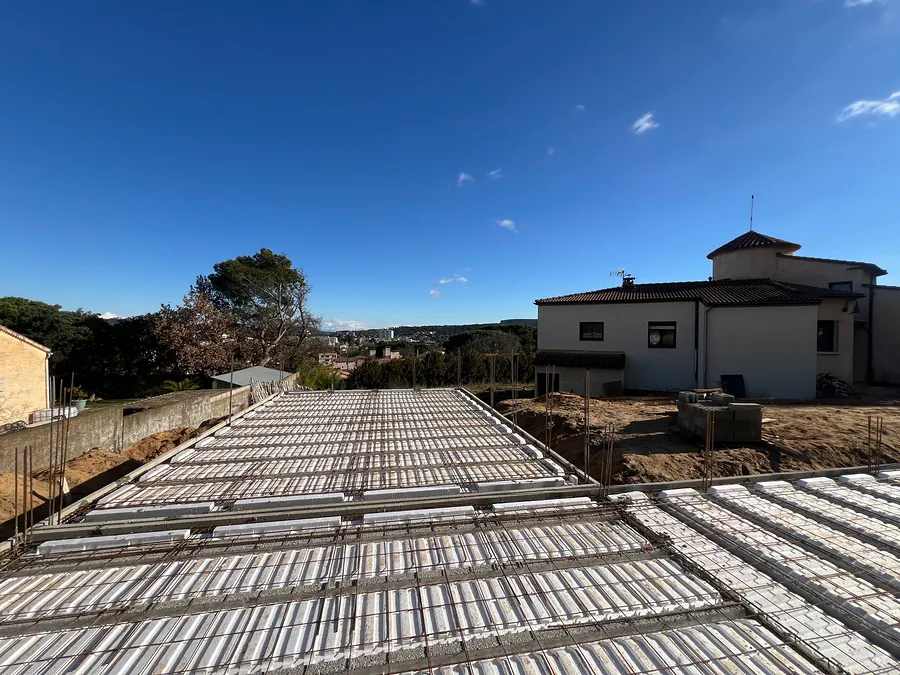 Plancher en poutrelles et hourdis avec treillis soudé, avant coulage du béton