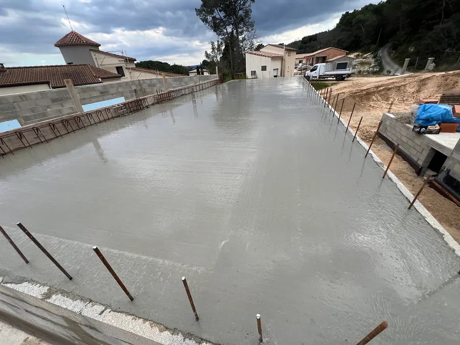Dalle de compression en béton fraîchement coulée