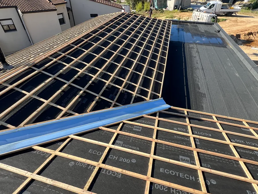 Toiture en cours avec écran sous toiture et liteaux en bois
