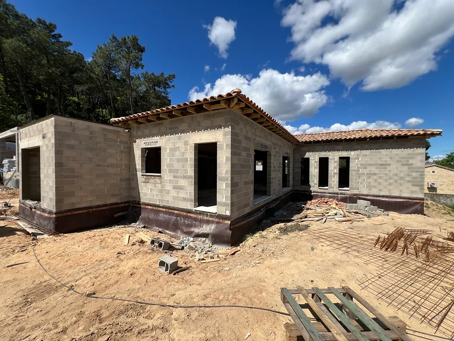 Maison en blocs béton couverte en tuiles à Bagnols-sur-Cèze