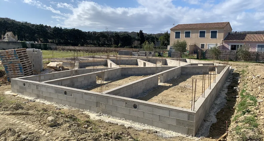 Soubassement en blocs béton délimitant les pièces de la future maison