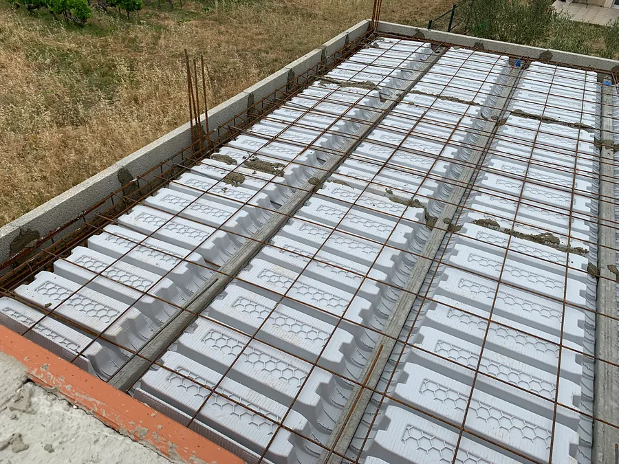 Plancher en hourdis et treillis soudé prêt à être coulé