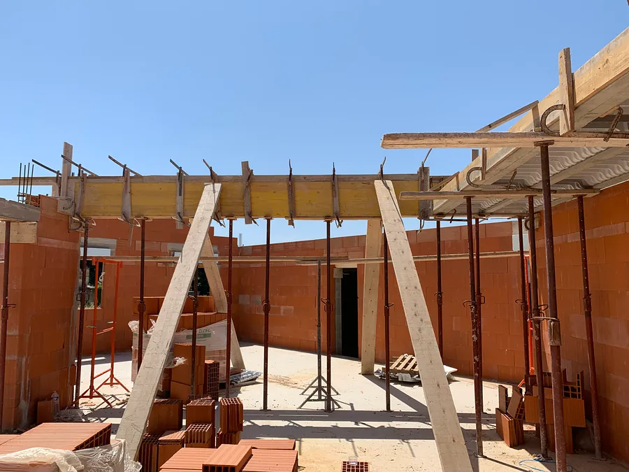 Étais et coffrages en bois sous le plancher de l’étage