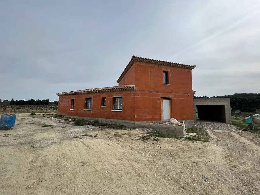 Maison en brique avec garage attenant à Sazé