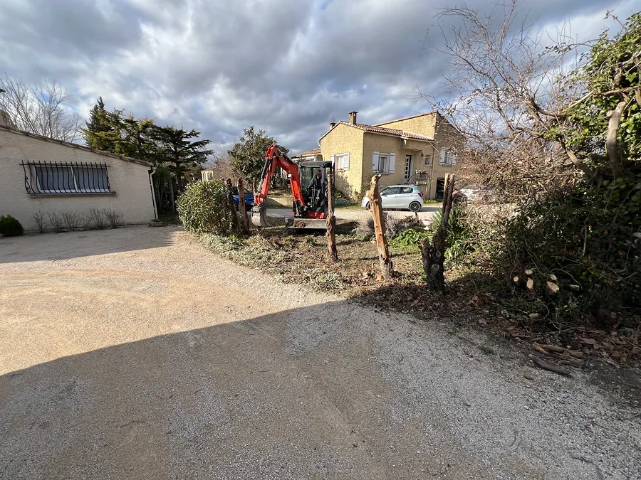 Terrain débroussaillé avec mini-pelle avant la construction des murs de clôture à Jonquières