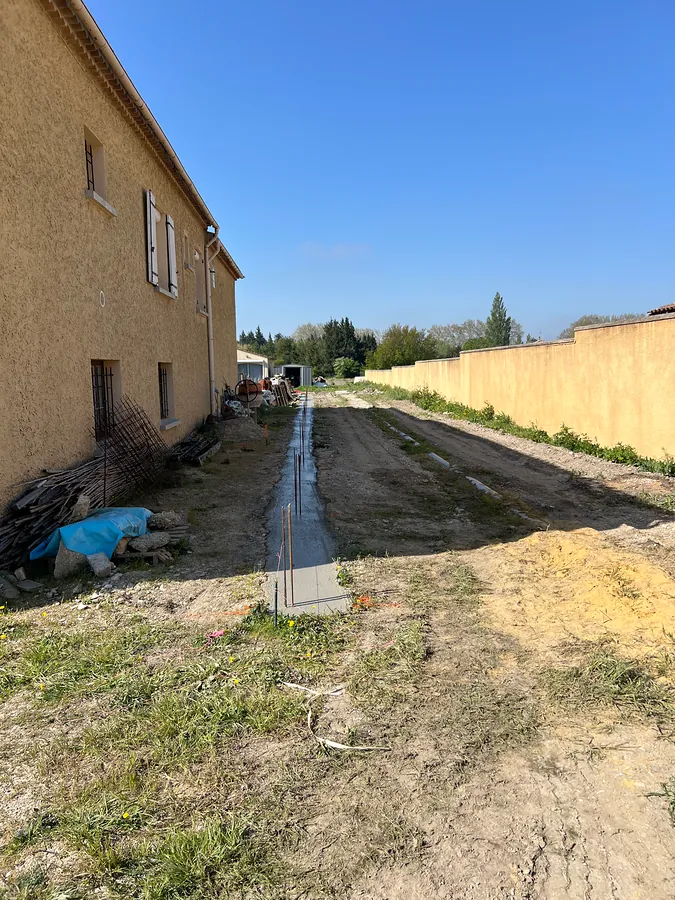 Tranchée de fondation avec armatures le long d’une maison