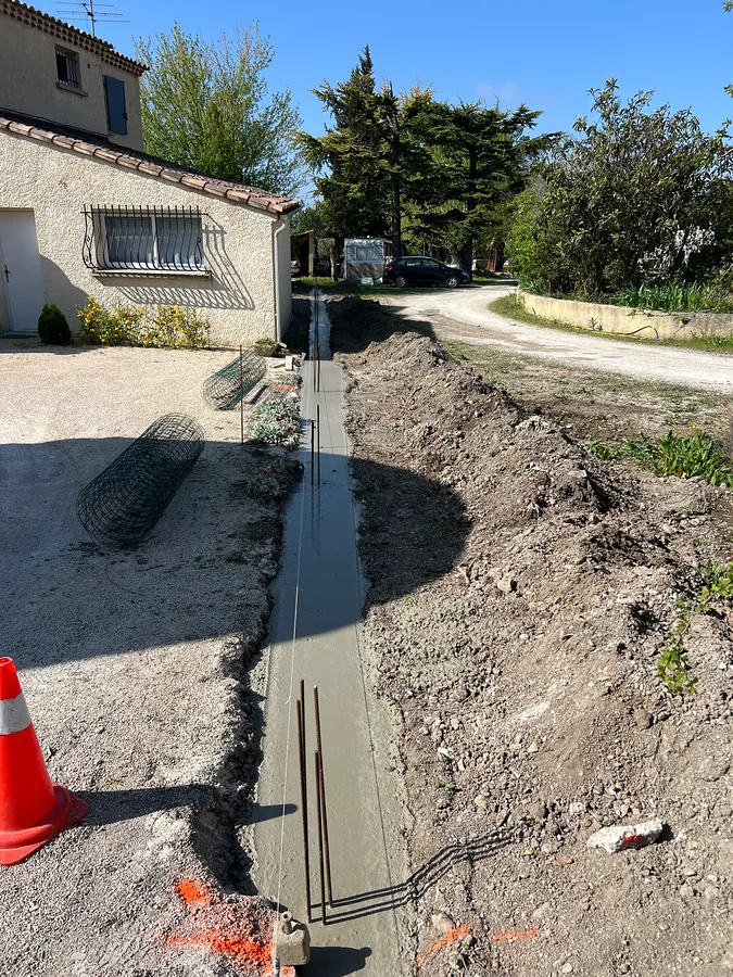 Semelle filante en béton coulée pour le mur de clôture