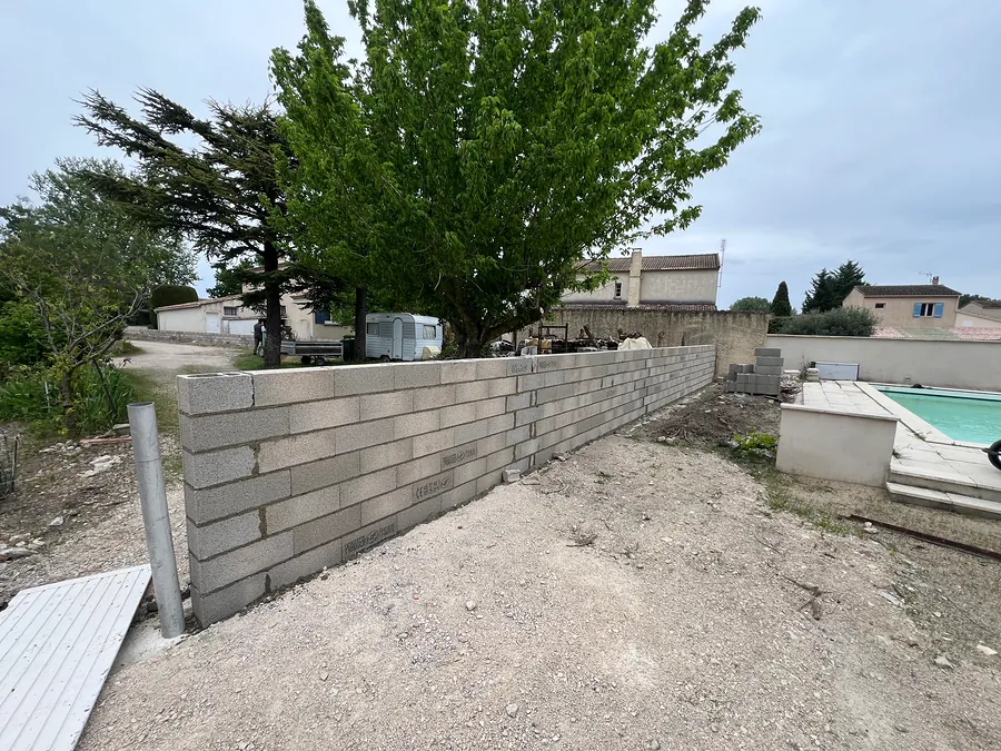 Mur de clôture en blocs béton monté le long du terrain