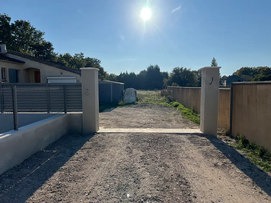 Piliers enduits avec chapeaux de part et d’autre d’une entrée