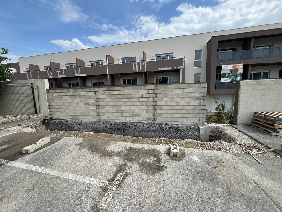Nouveau mur en blocs béton monté, avant enduit