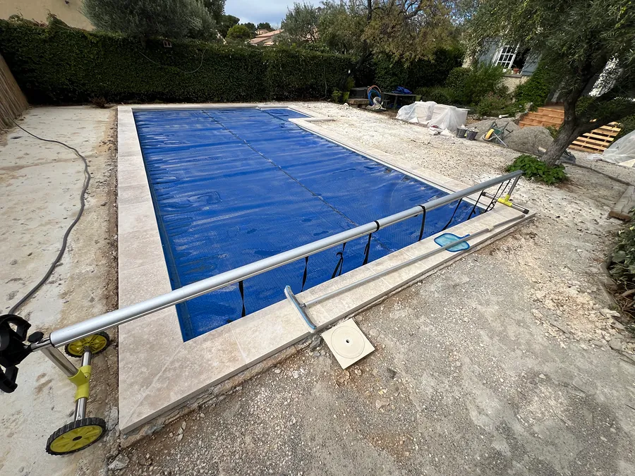 Piscine avant rénovation, abords en gravier, aux Angles