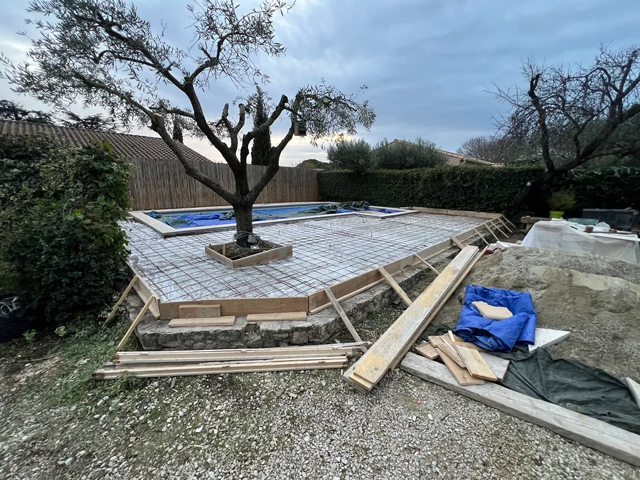 Coffrage bois et treillis soudé pour la dalle de la terrasse autour d’un olivier