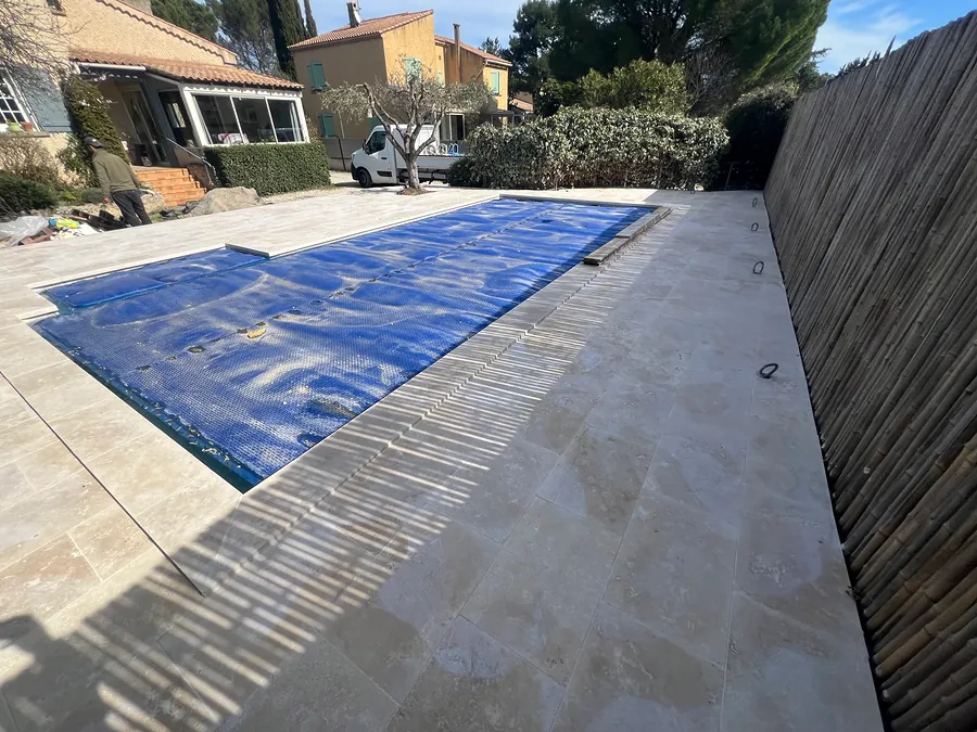 Vue d’ensemble de la plage de piscine terminée